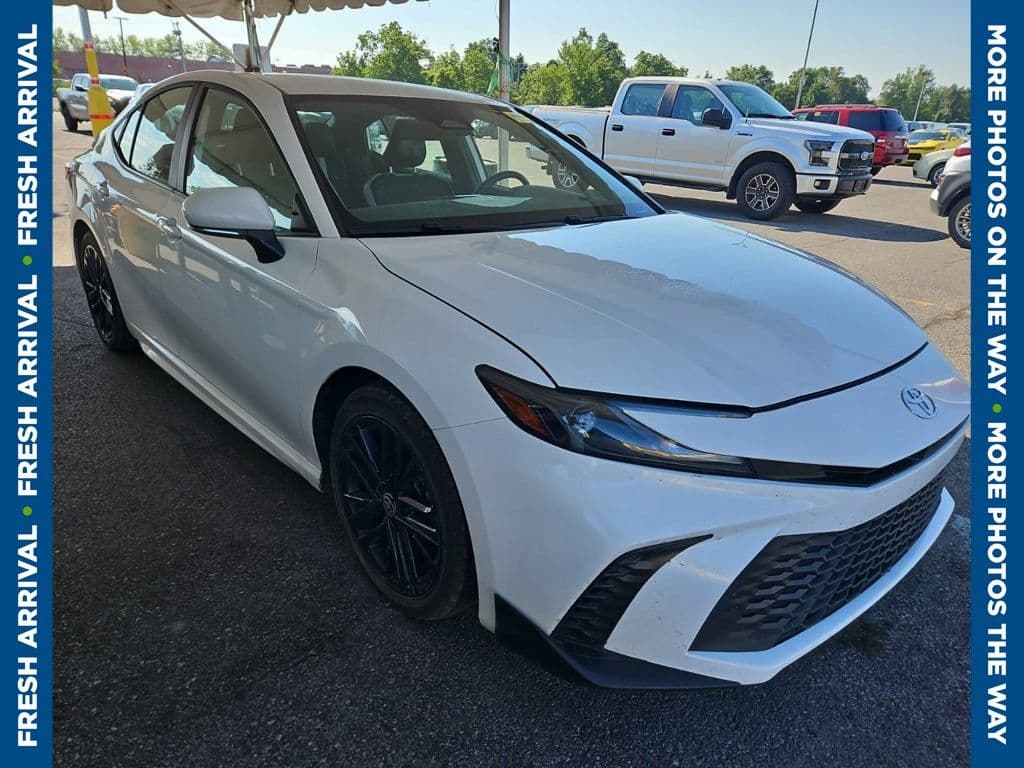2025 Toyota Camry SE — photo 1 of 10