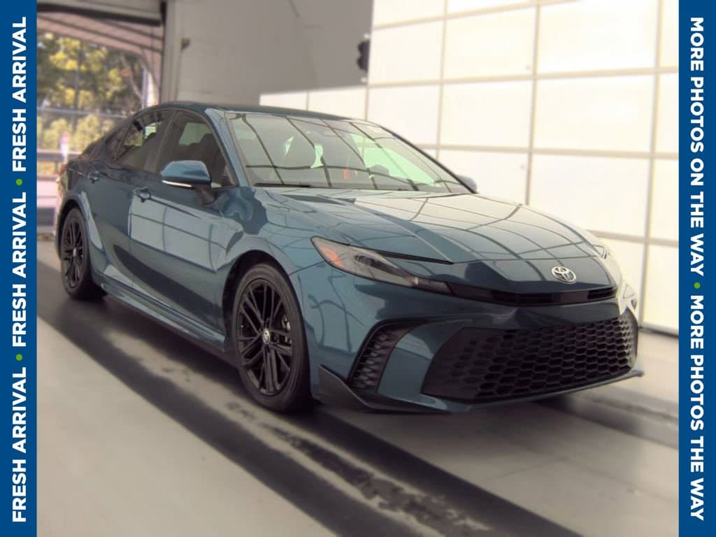 2025 Toyota Camry SE — photo 1 of 8