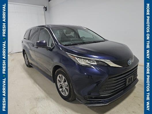 2023 Toyota Sienna LE — photo 1 of 8