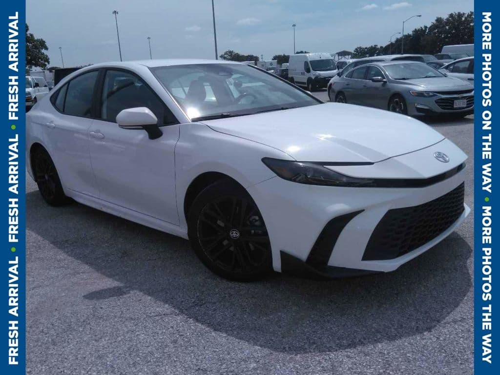 2025 Toyota Camry SE — photo 1 of 5