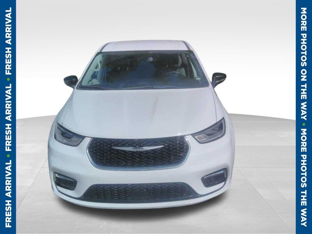 2024 Chrysler Pacifica Touring L — photo 1 of 5