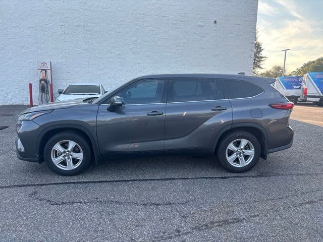 2022 Toyota Highlander L — photo 1 of 2