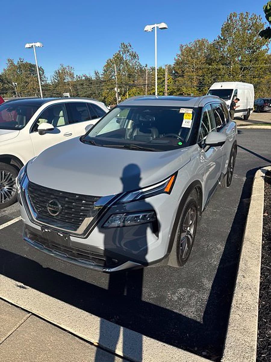 2021 Nissan Rogue Platinum — photo 1 of 6