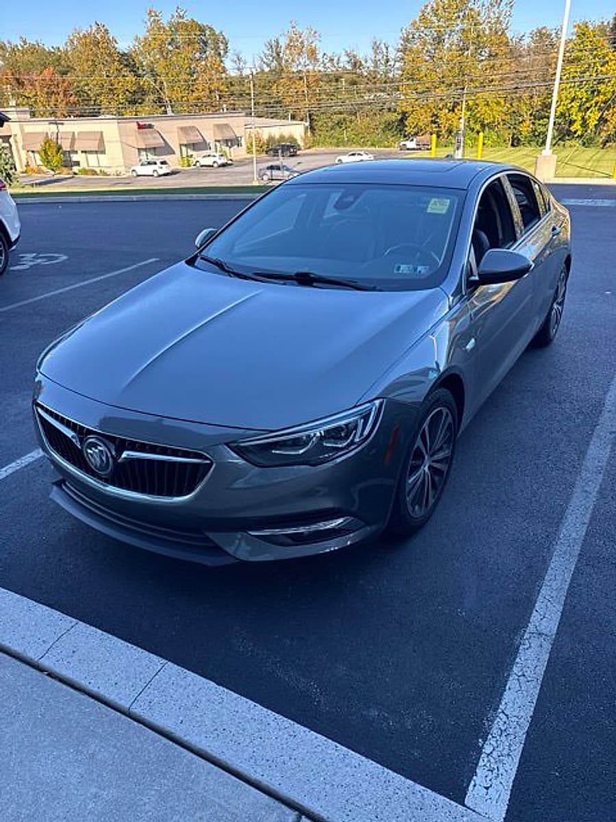 2019 Buick Regal Sportback Essence — photo 1 of 8
