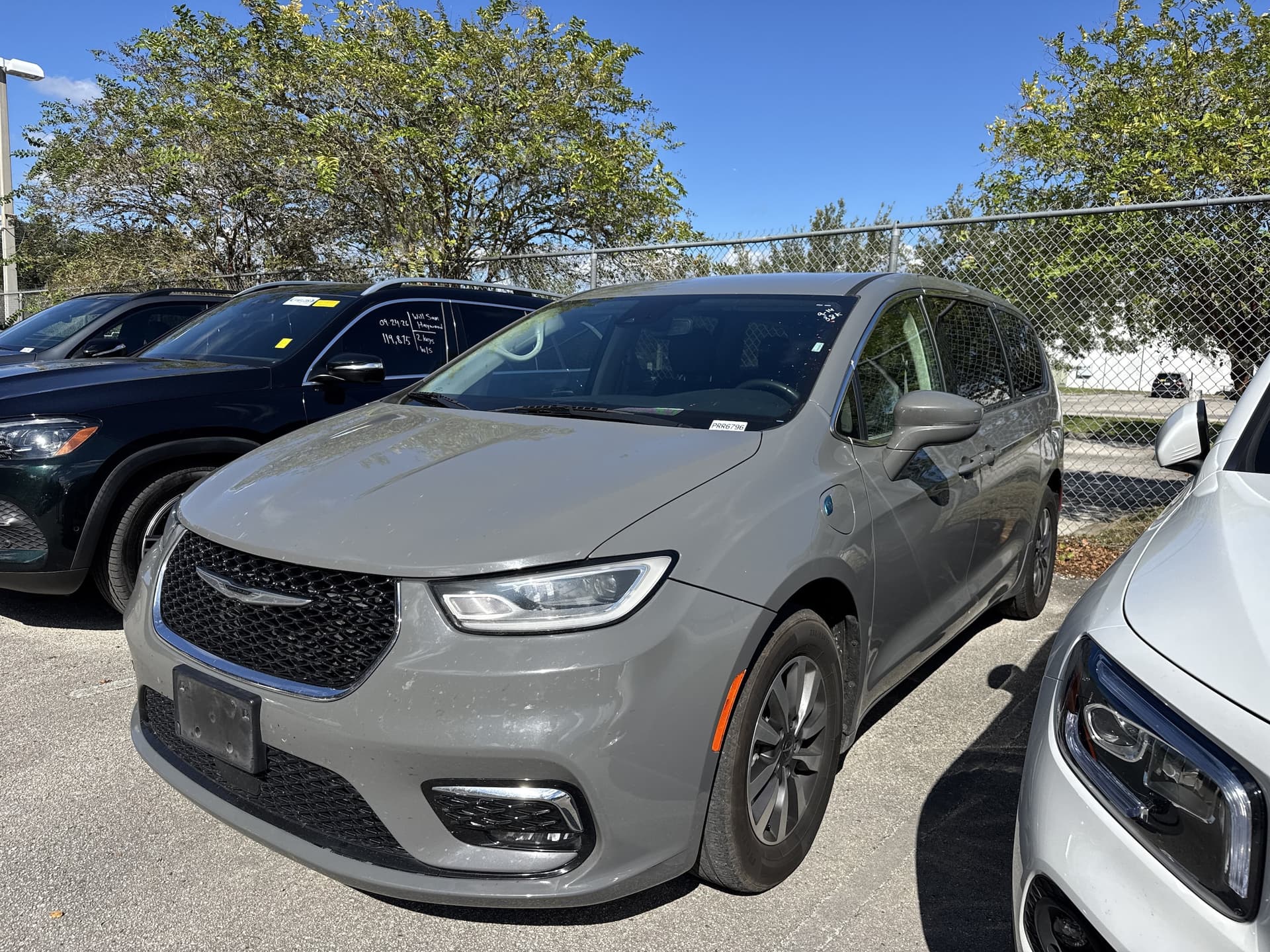2022 Chrysler Pacifica Hybrid Touring L — photo 1 of 4