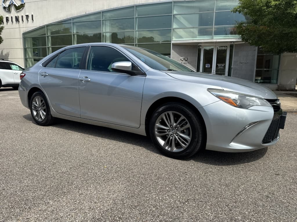 2016 Toyota Camry SE — photo 1 of 10