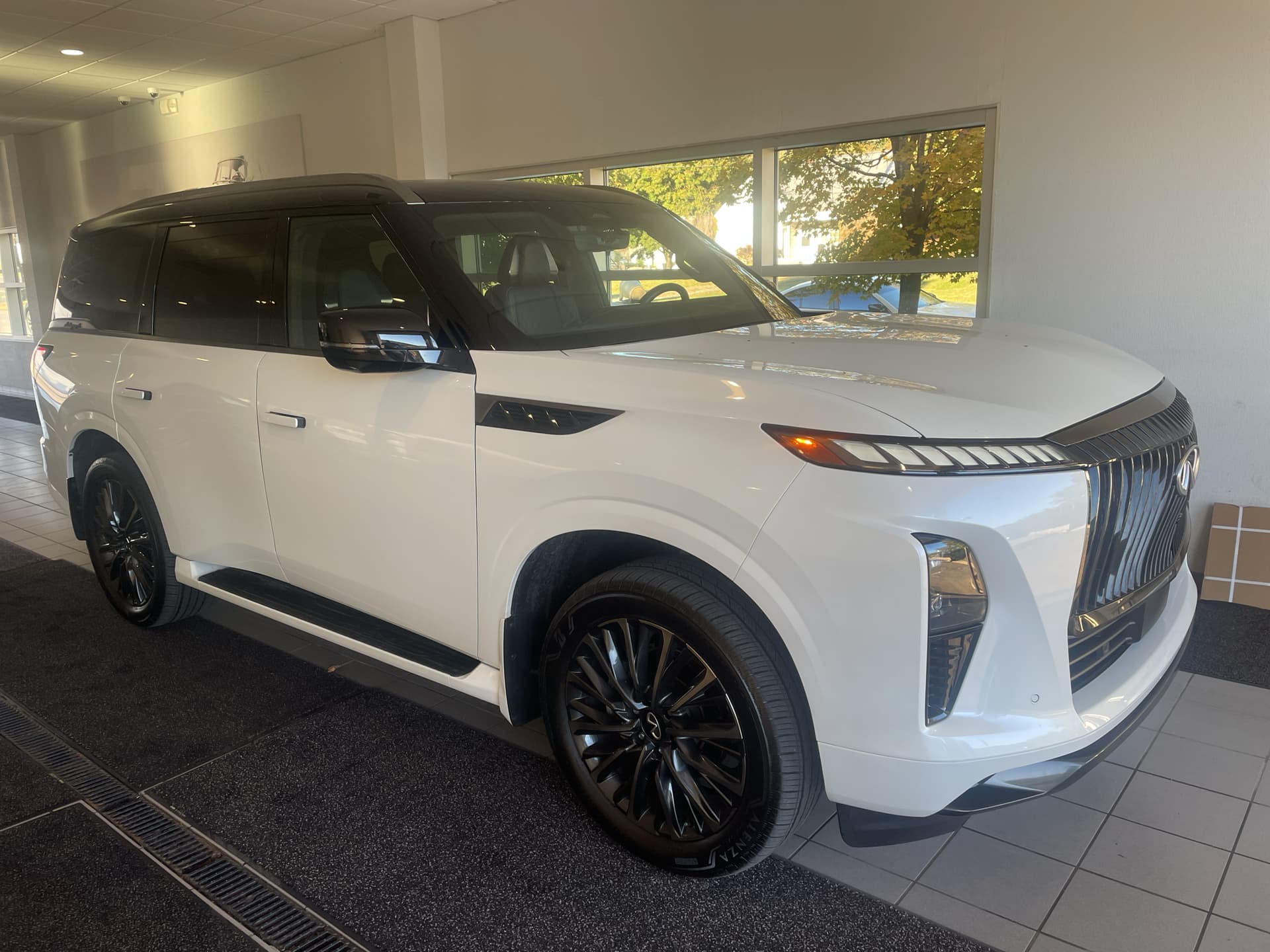 2025 INFINITI QX80 AUTOGRAPH — photo 1 of 20