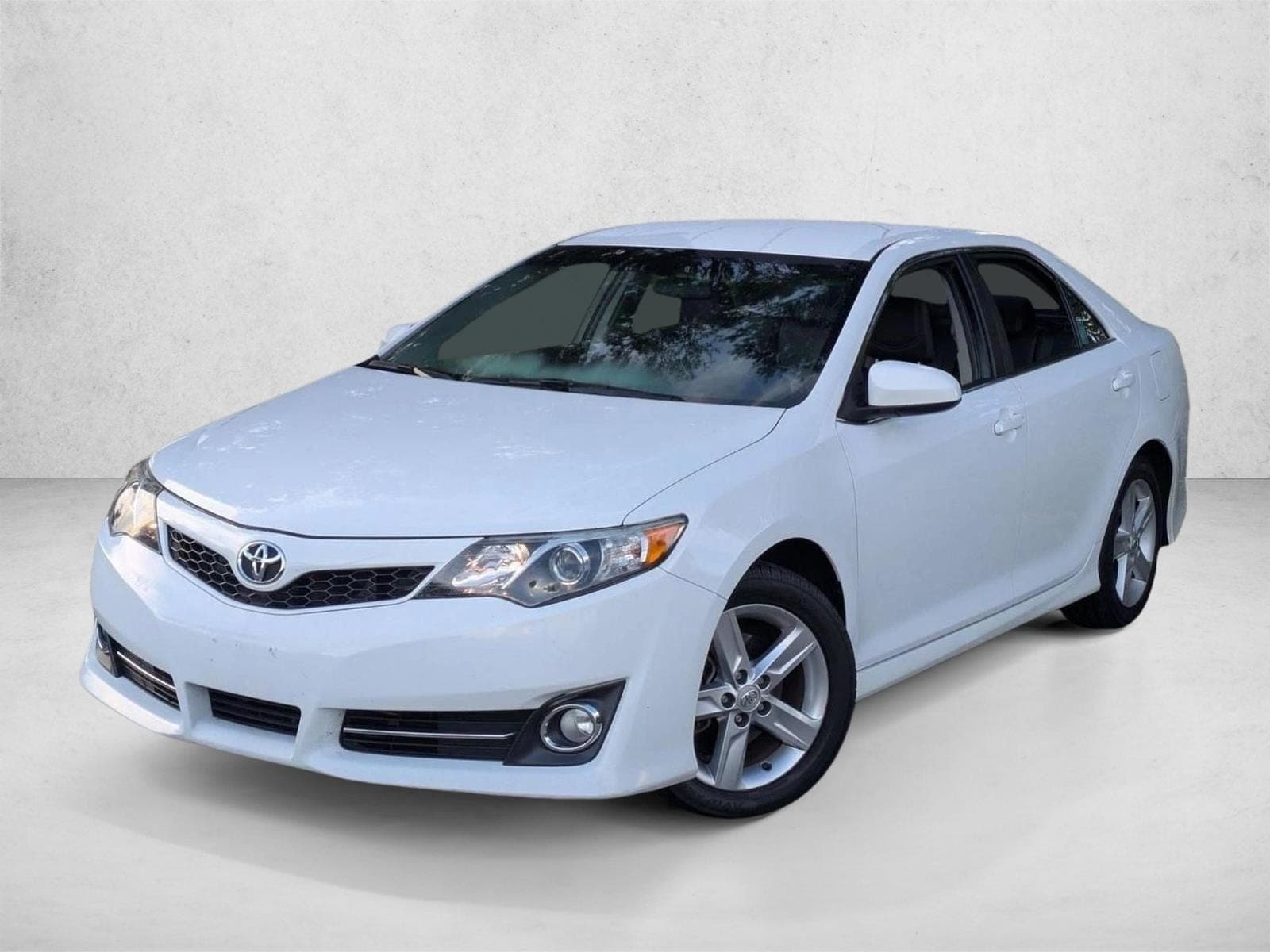 2014 Toyota Camry SE — photo 1 of 15