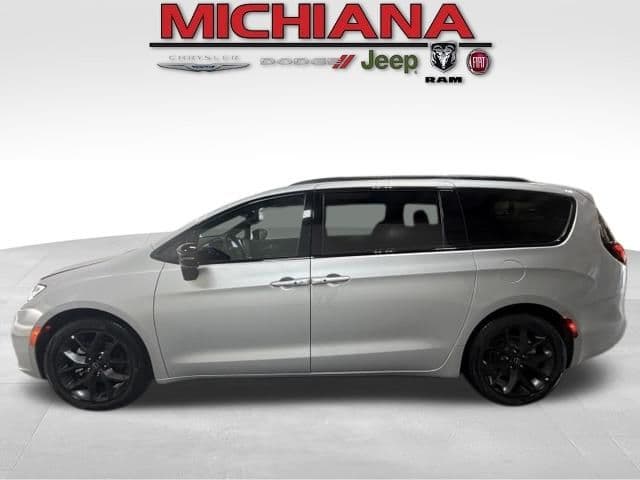 2026 Chrysler Pacifica Select — photo 1 of 39