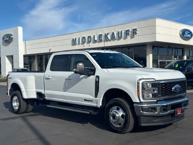 2026 Ford Super Duty F-350 DRW LARIAT — photo 1 of 24