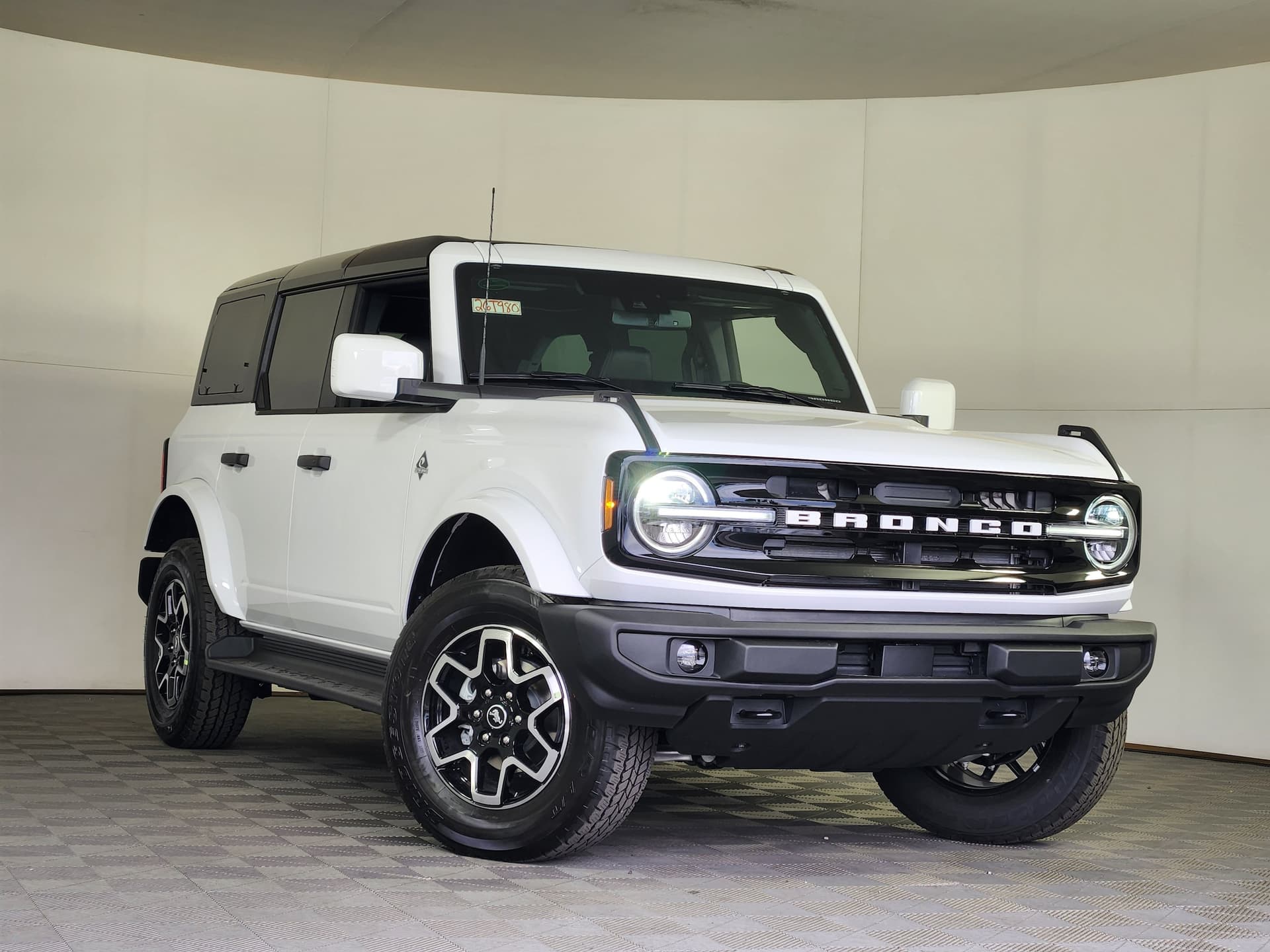 2026 Ford Bronco Outer Banks — photo 1 of 27