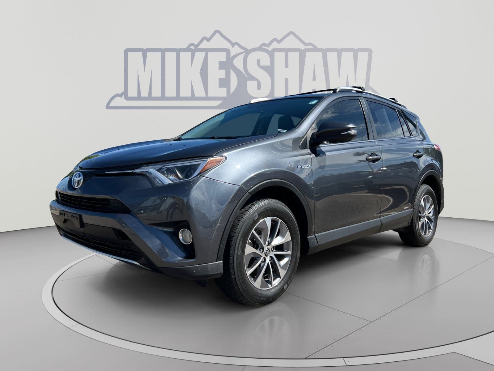 2016 Toyota RAV4 Hybrid XLE — photo 1 of 33