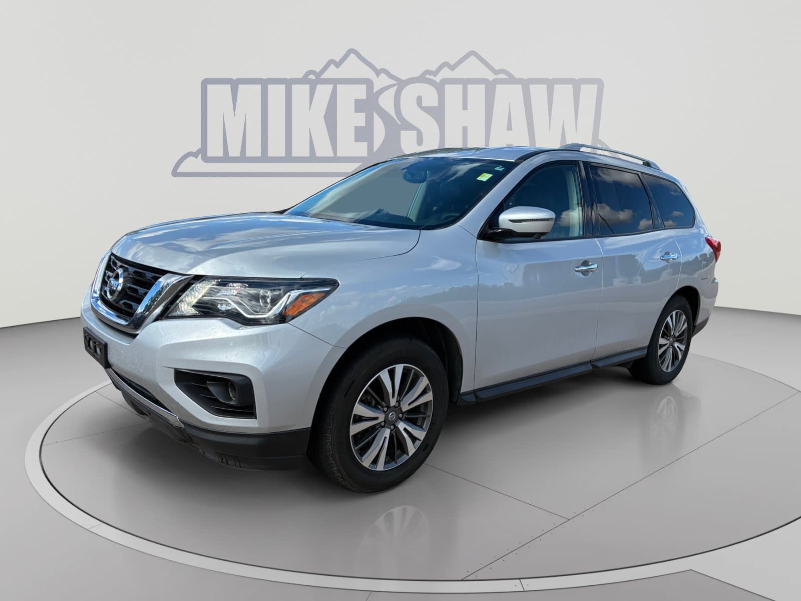 2018 Nissan Pathfinder SL — photo 1 of 37