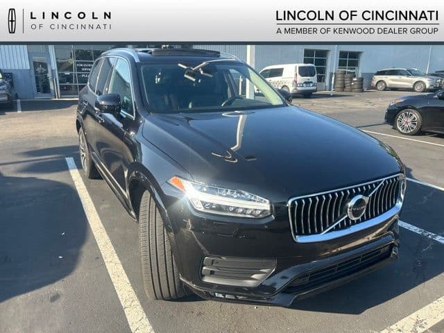 2022 Volvo XC90 Momentum — photo 1 of 10