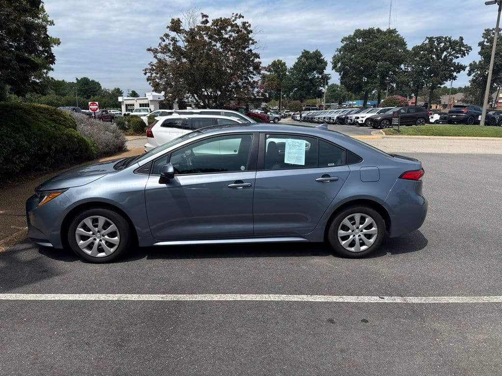 2025 Toyota Corolla LE — photo 1 of 8