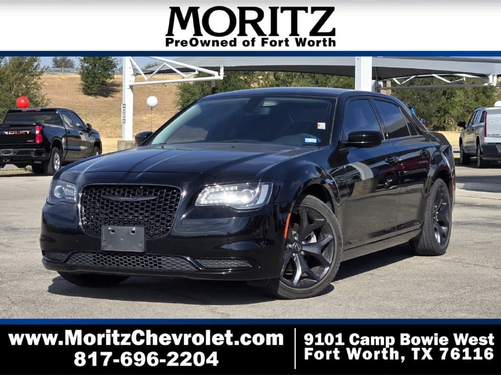 2023 Chrysler 300 Touring — photo 1 of 32