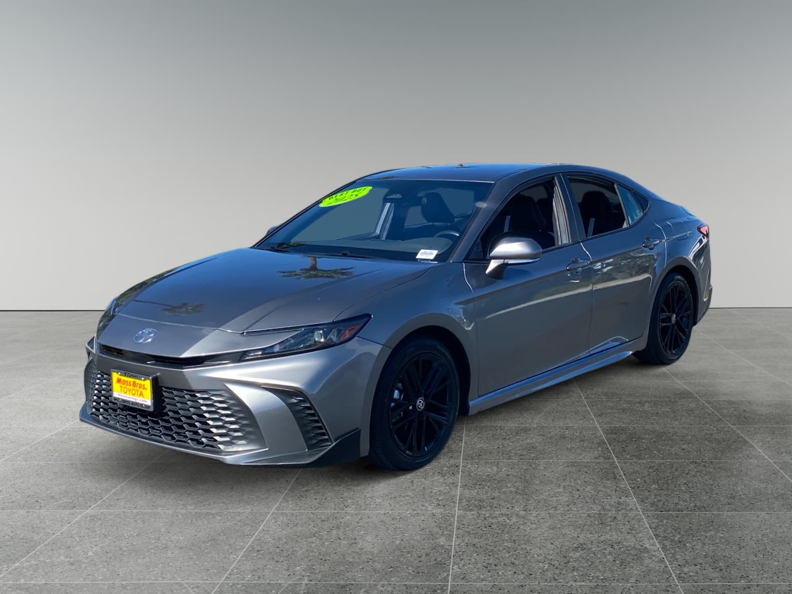2025 Toyota Camry SE — photo 1 of 15