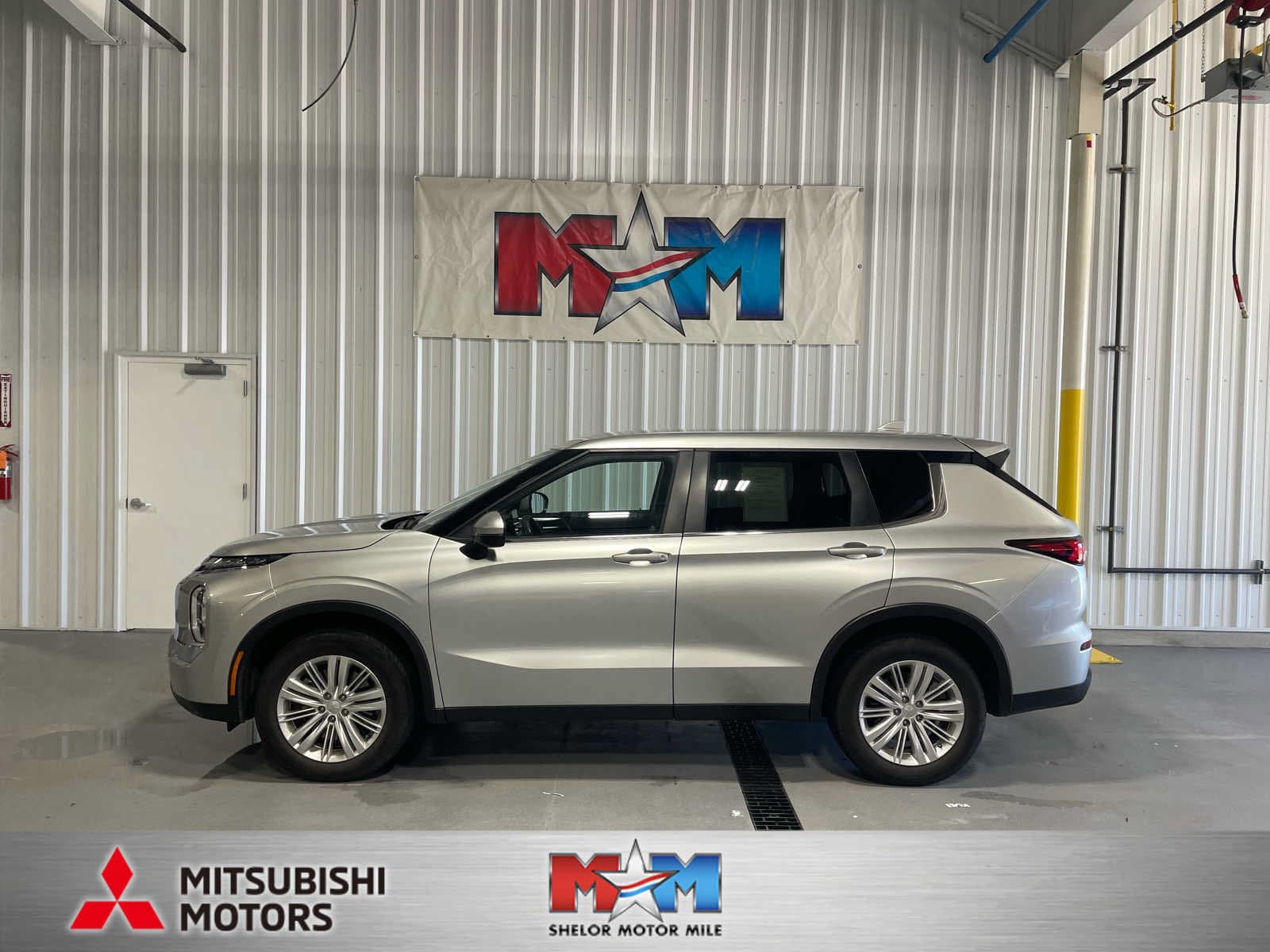 2024 Mitsubishi Outlander ES — photo 1 of 9