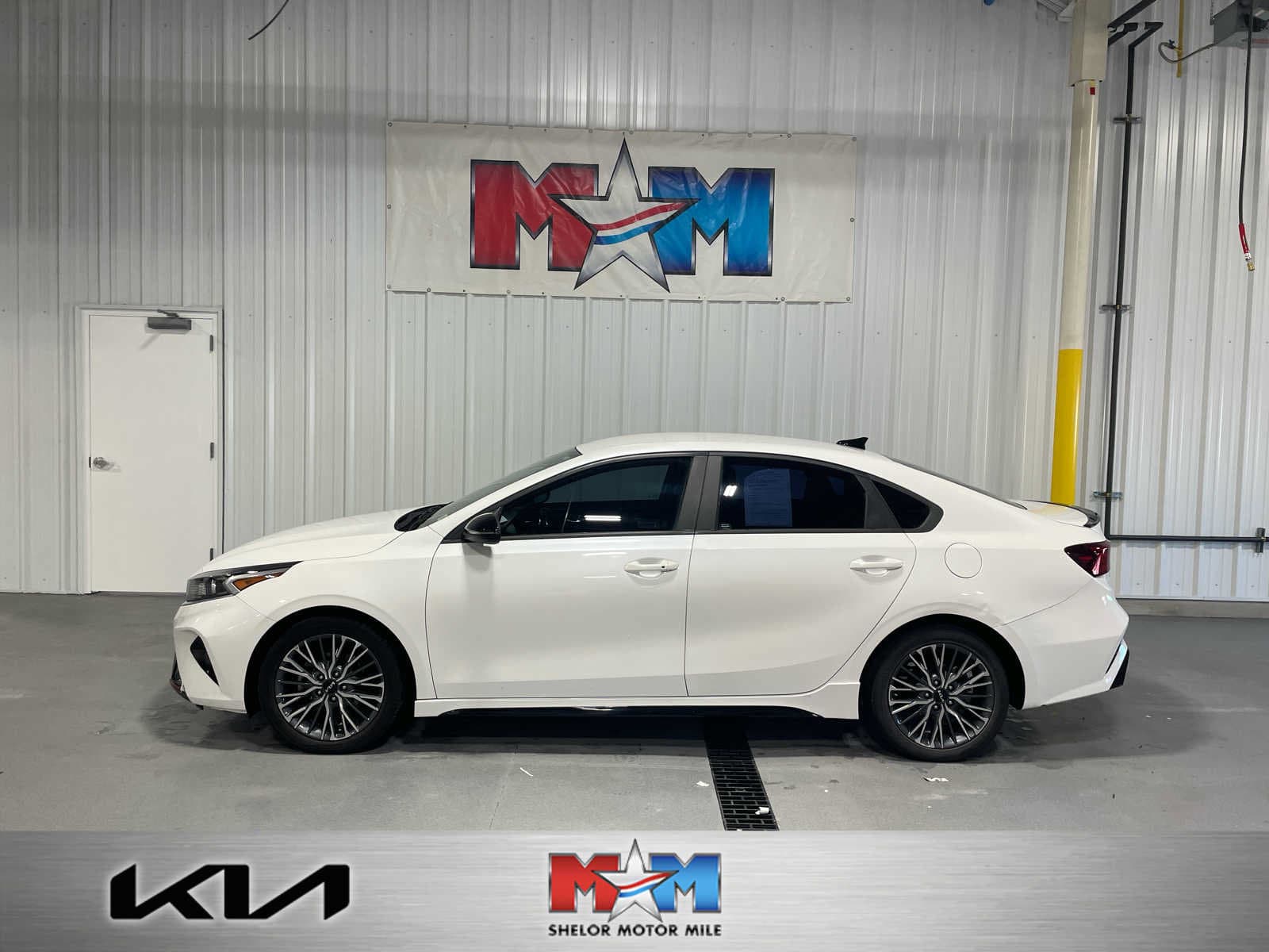 2023 Kia Forte GT-Line — photo 1 of 8