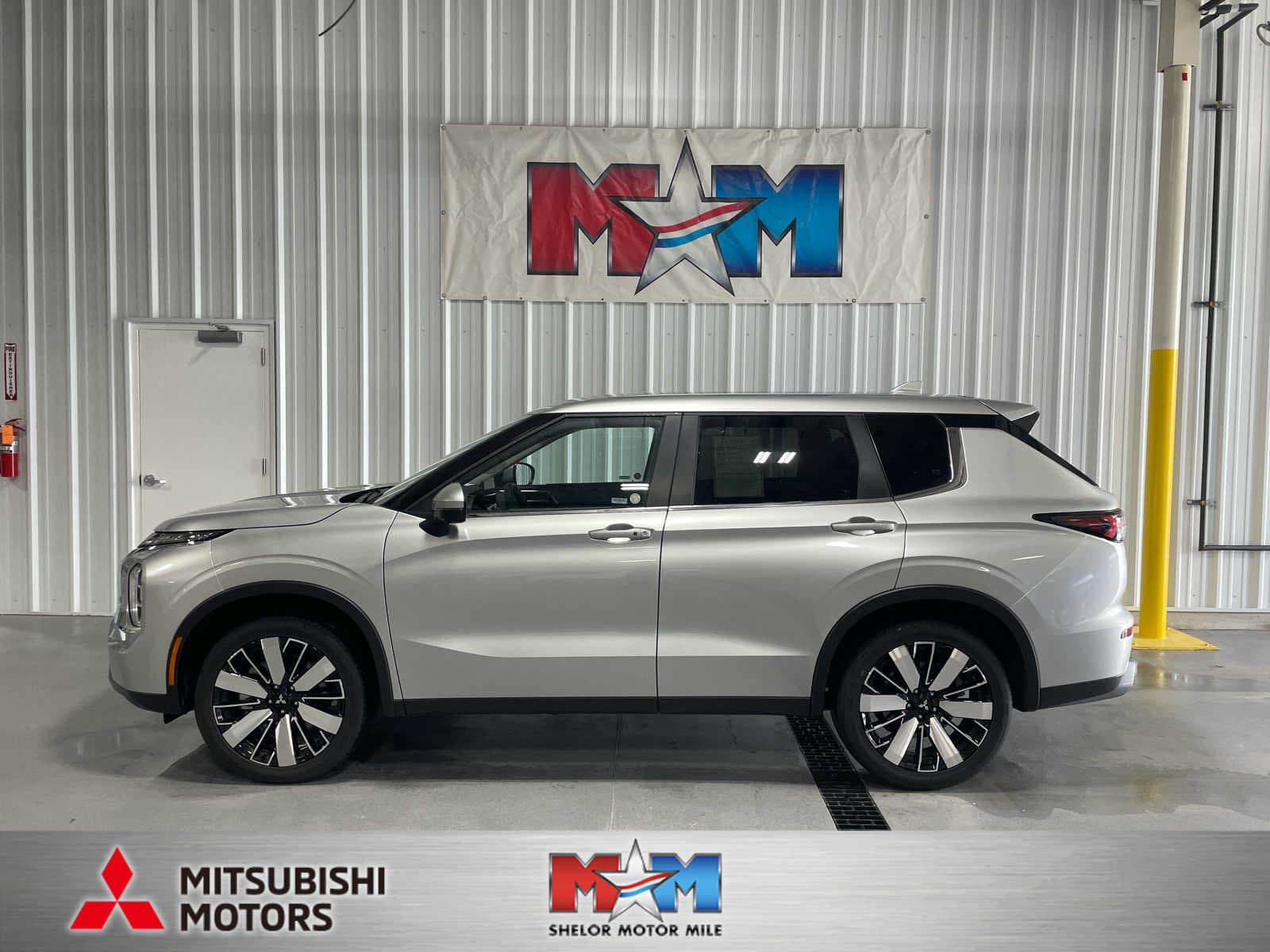 2025 Mitsubishi Outlander SE — photo 1 of 9