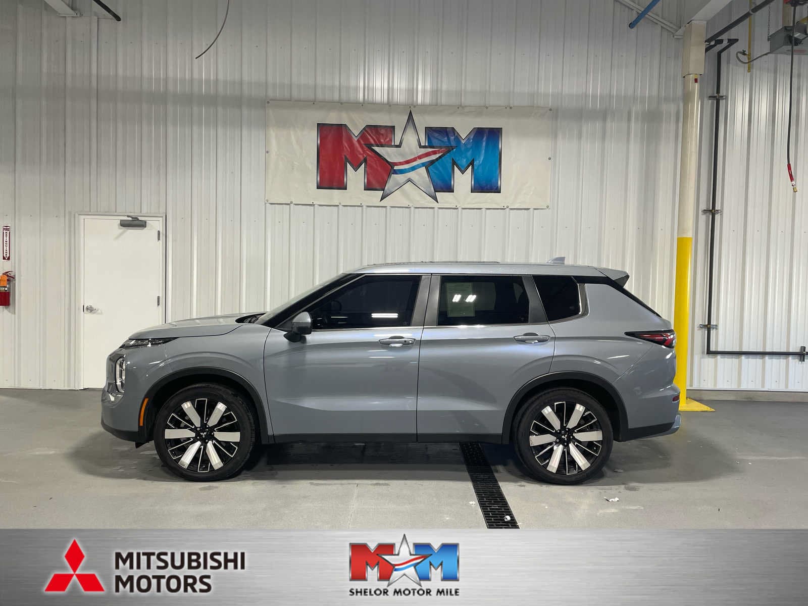2025 Mitsubishi Outlander SE — photo 1 of 8