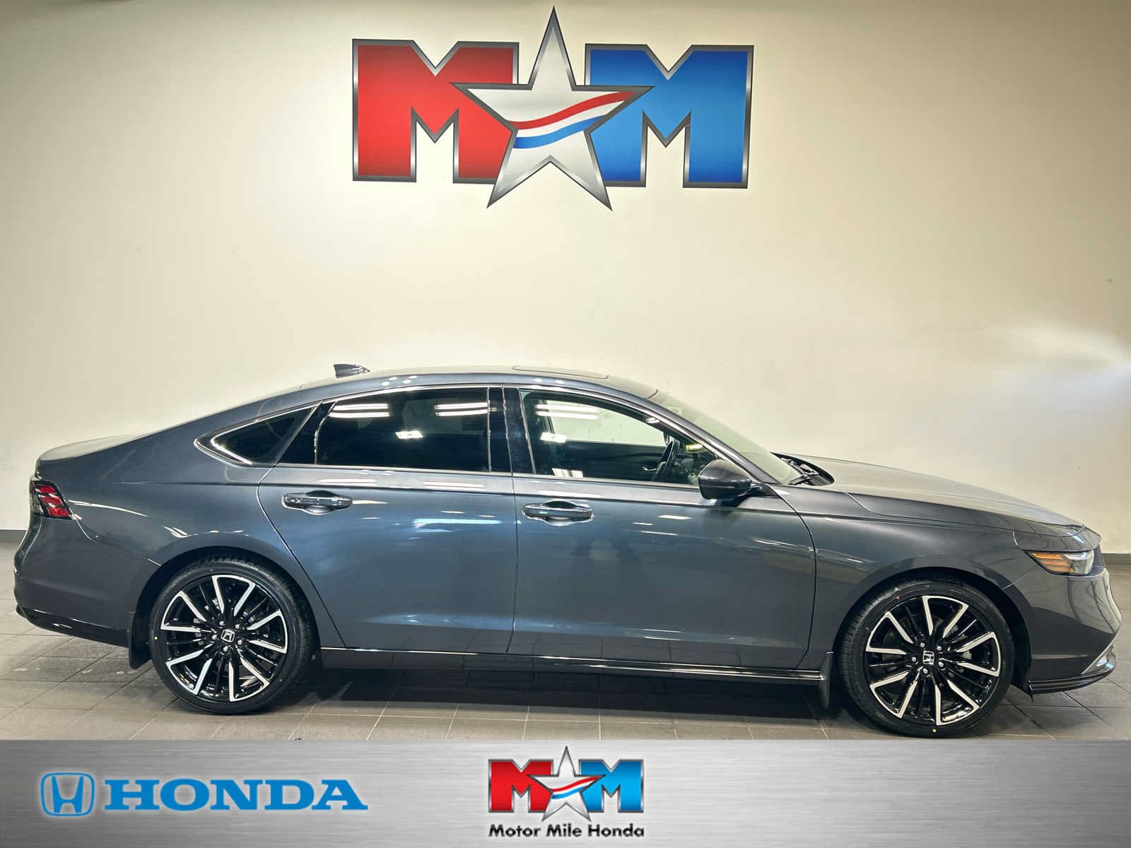 2024 Honda Accord Hybrid Touring — photo 1 of 30