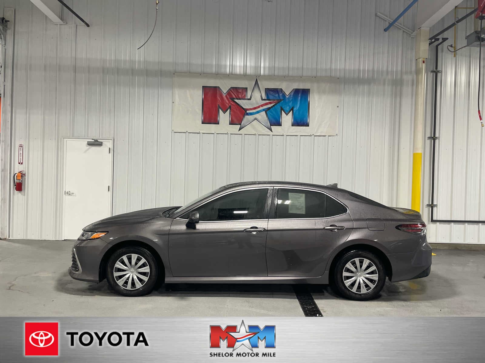 2023 Toyota Camry Hybrid LE — photo 1 of 8