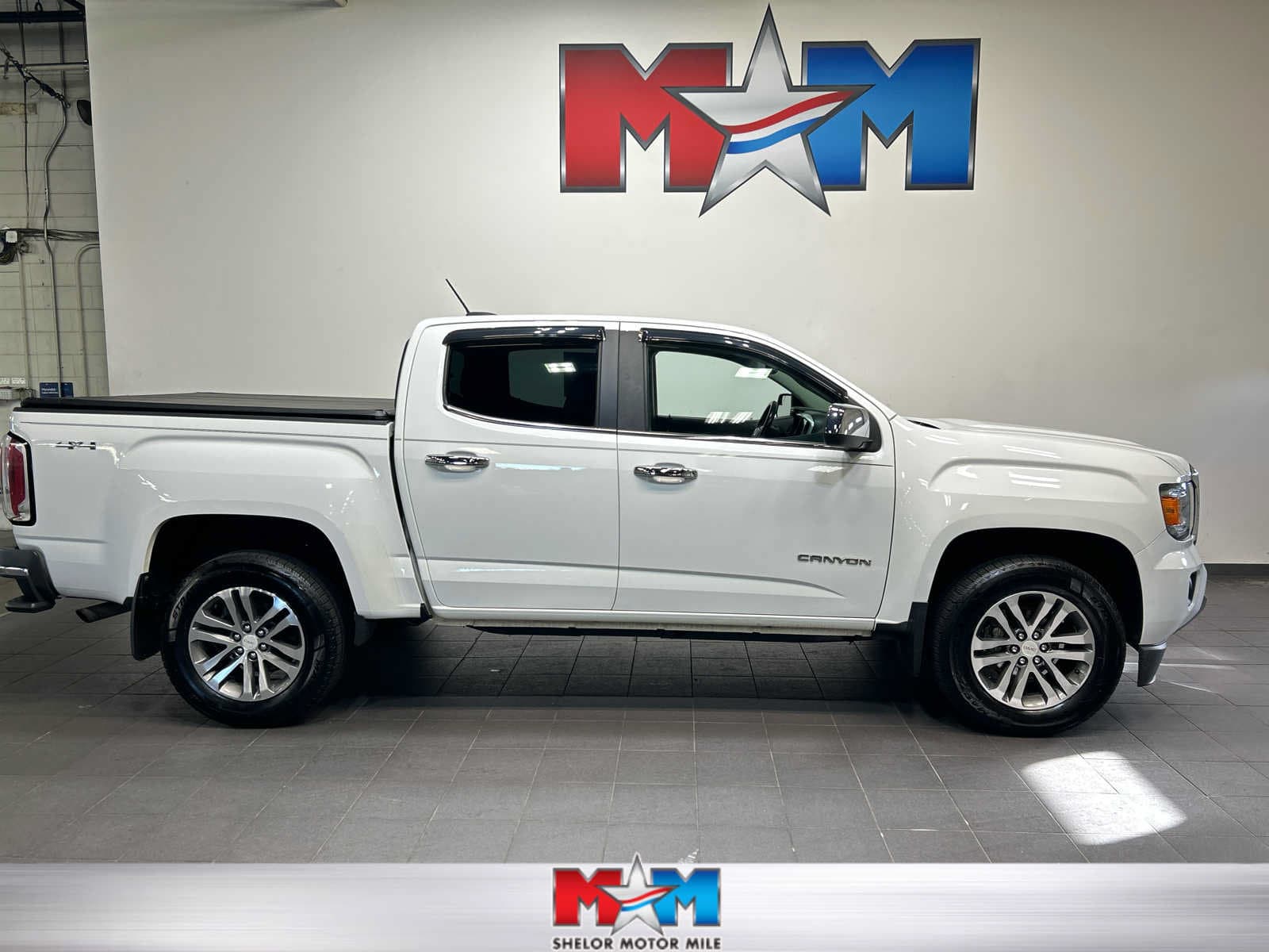 2016 GMC Canyon 4WD SLT — photo 1 of 30