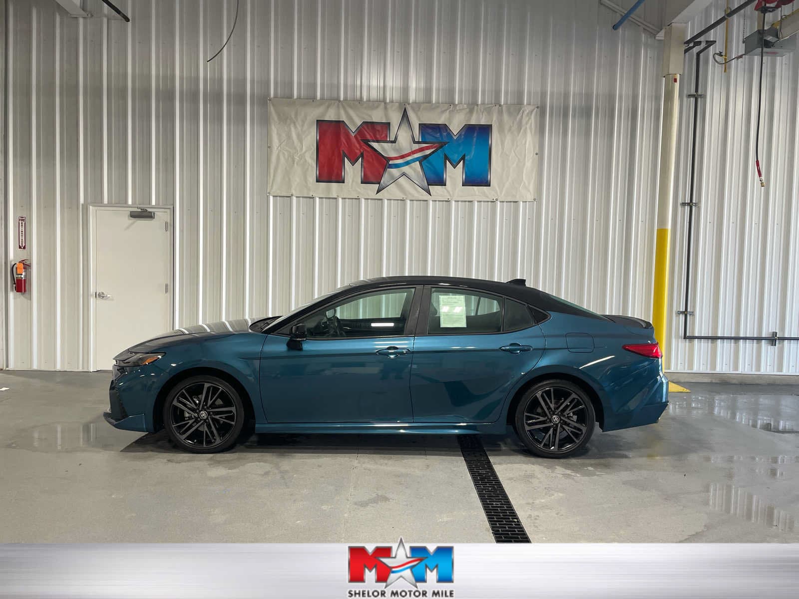 2025 Toyota Camry XSE — photo 1 of 8