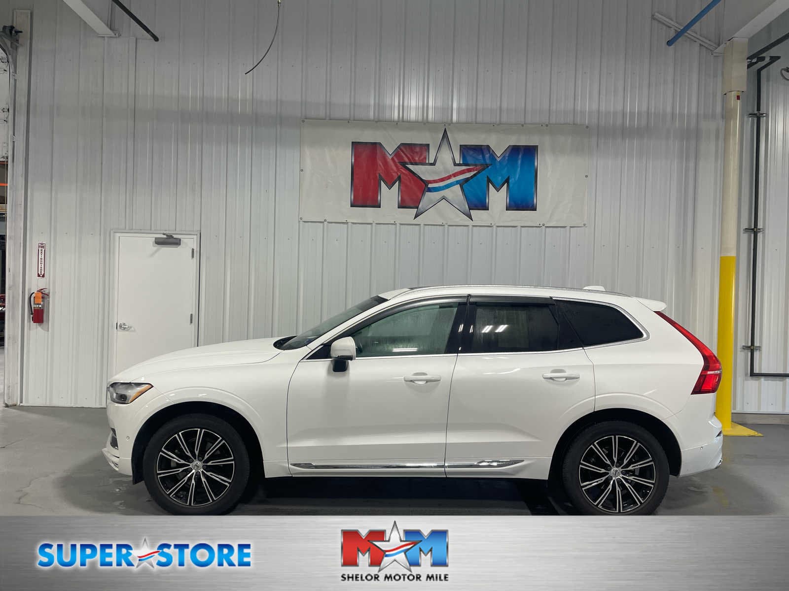 2019 Volvo XC60 Inscription — photo 1 of 8