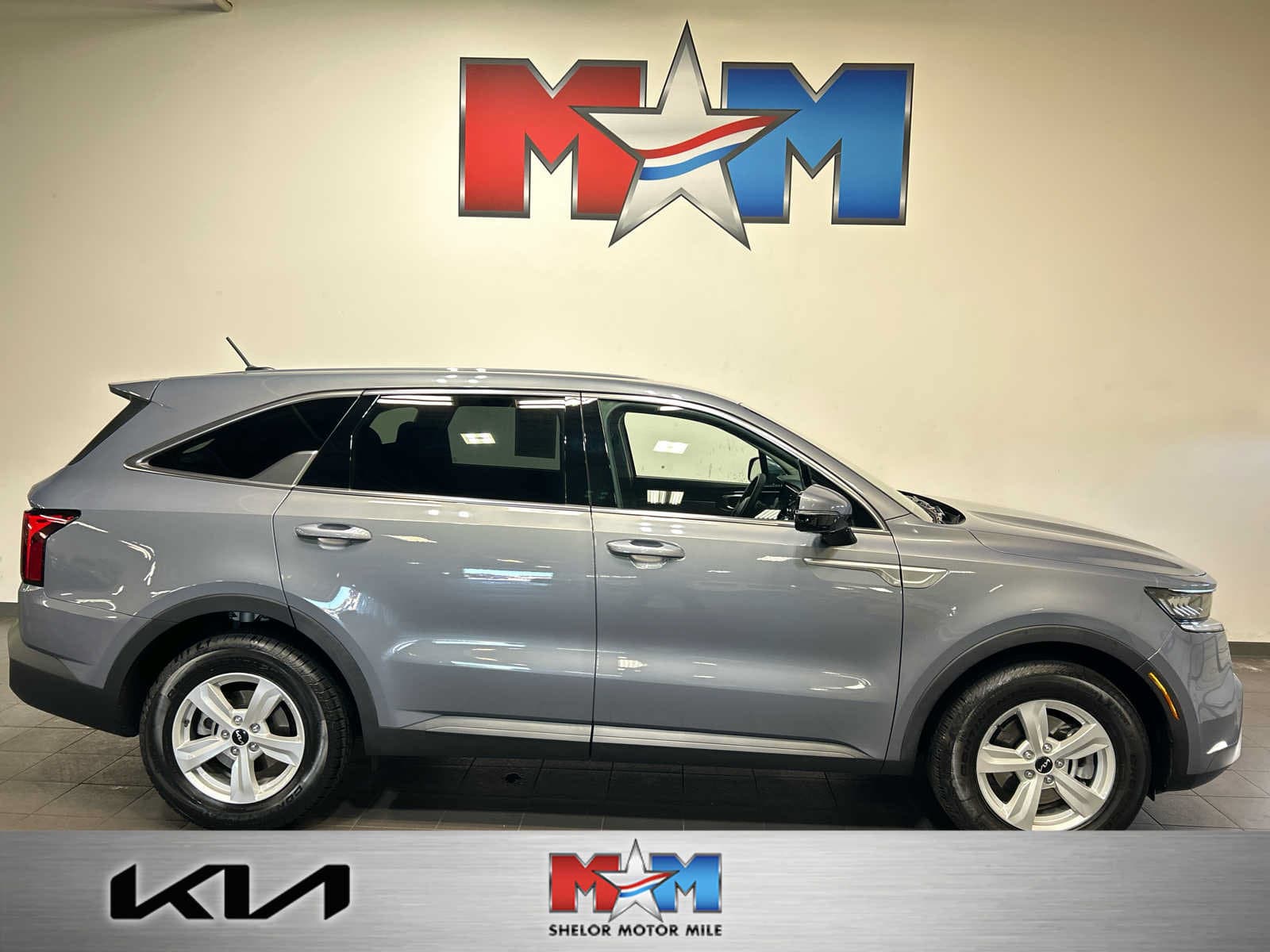 2023 Kia Sorento LX — photo 1 of 30