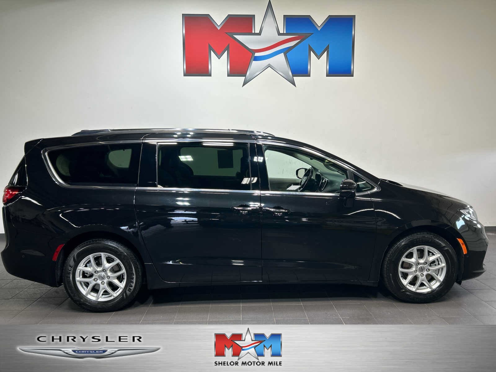 2021 Chrysler Pacifica Touring L — photo 1 of 30