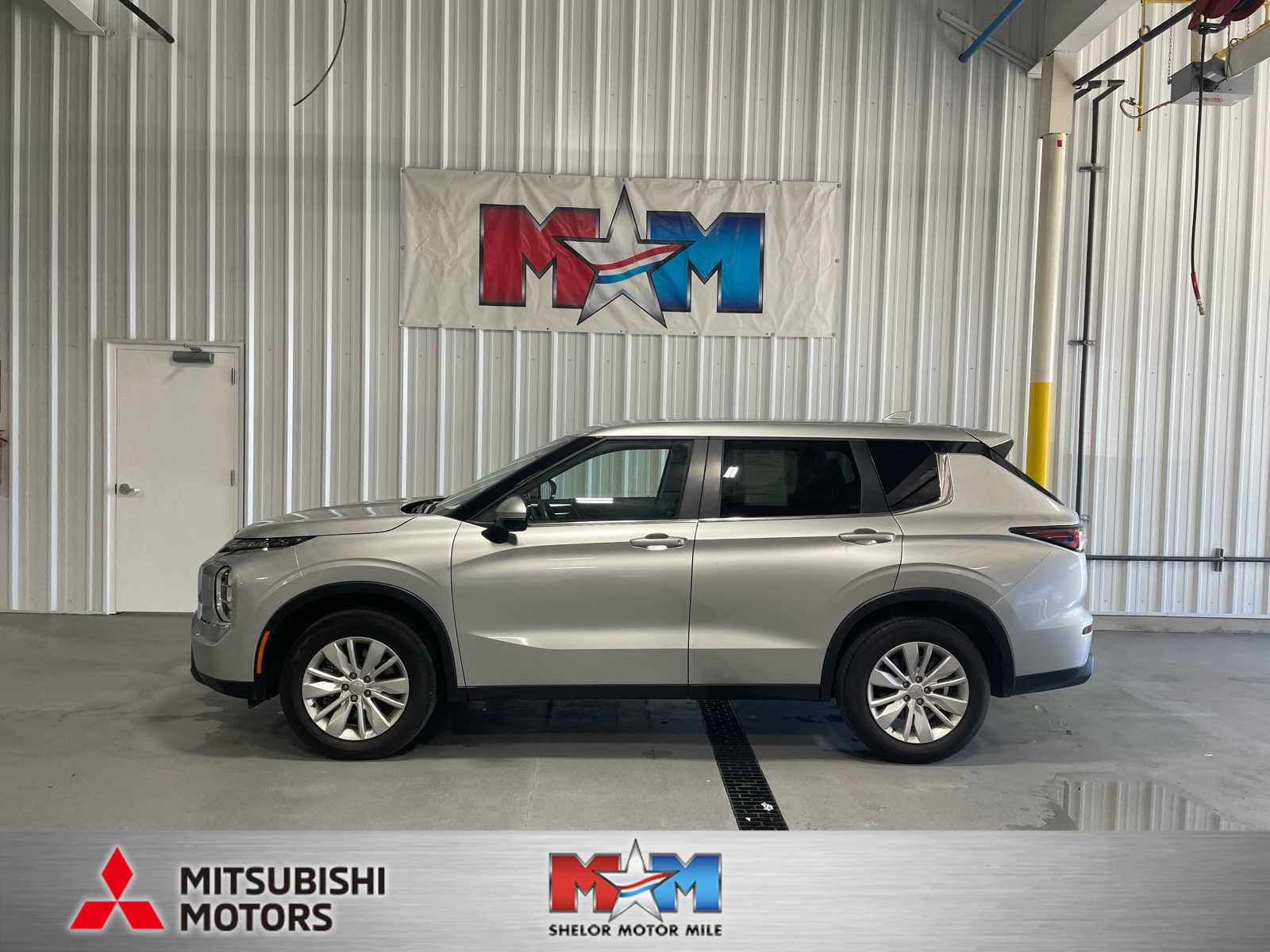 2025 Mitsubishi Outlander ES — photo 1 of 8