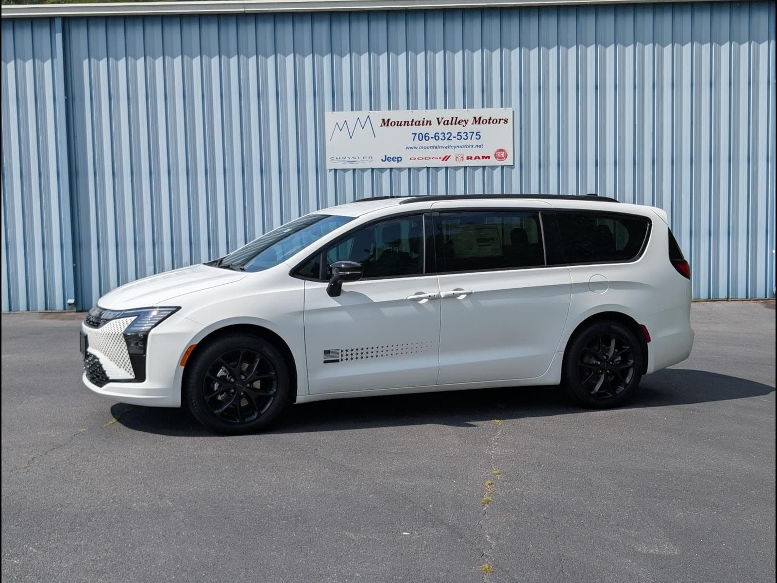 2027 Chrysler Pacifica Select — photo 1 of 29