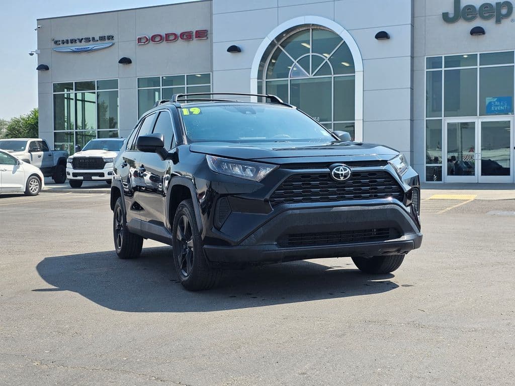 2019 Toyota RAV4 LE — photo 1 of 33