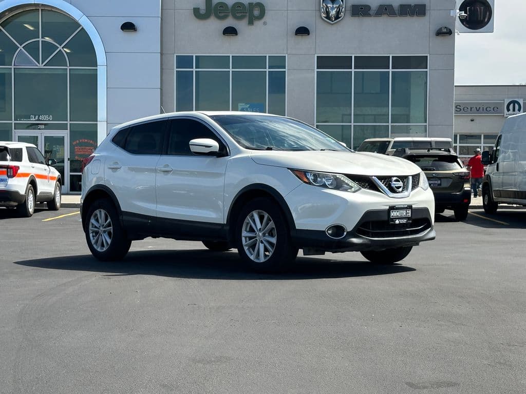 2017 Nissan Rogue Sport Base — photo 1 of 34