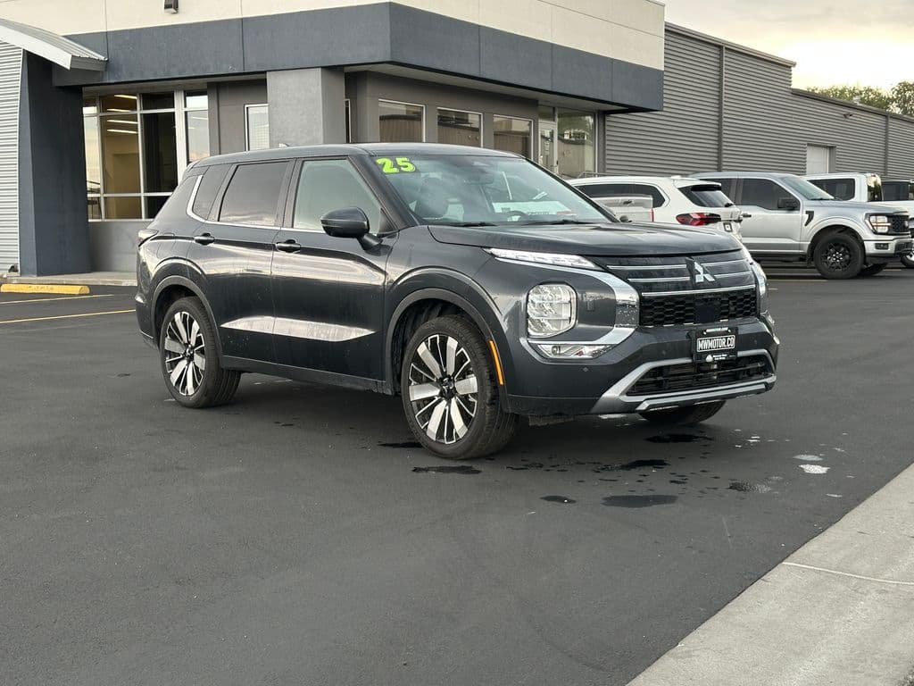 2025 Mitsubishi Outlander Base — photo 1 of 28