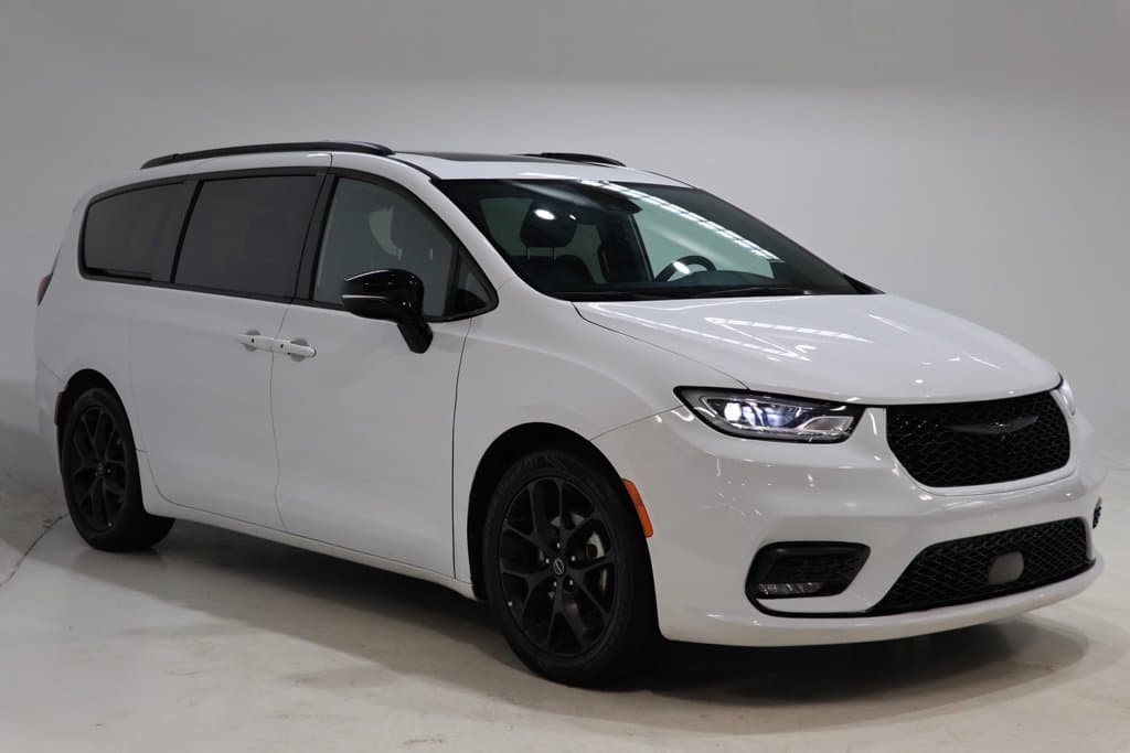 2025 Chrysler Pacifica Limited — photo 1 of 38