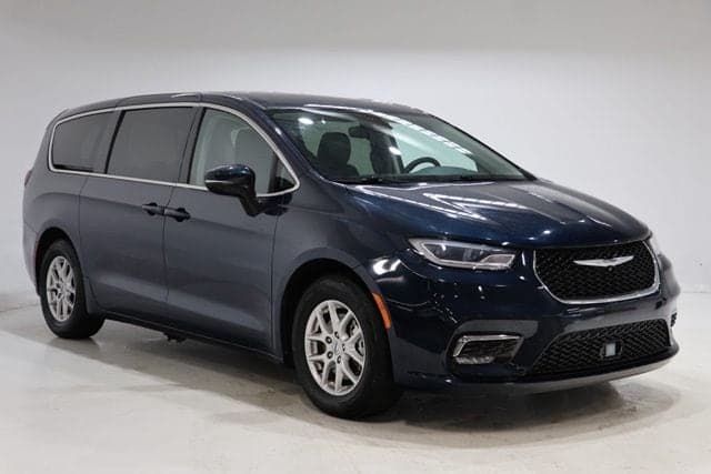 2023 Chrysler Pacifica Touring L — photo 1 of 37