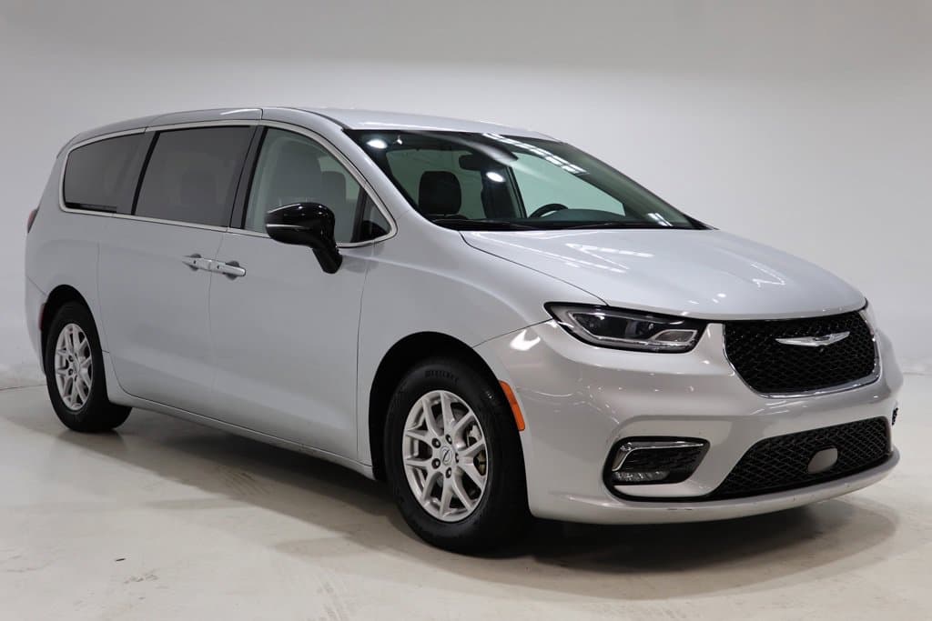 2024 Chrysler Pacifica Touring L — photo 1 of 35