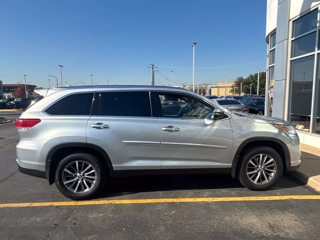 2019 Toyota Highlander XLE — photo 1 of 5