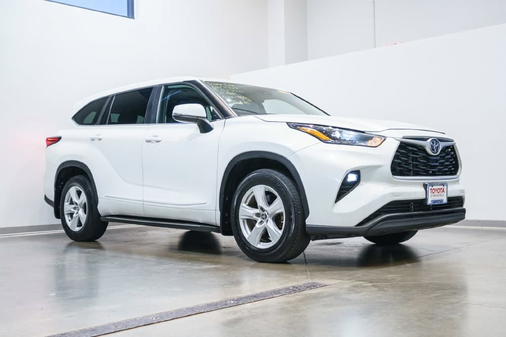 2023 Toyota Highlander LE — photo 1 of 34