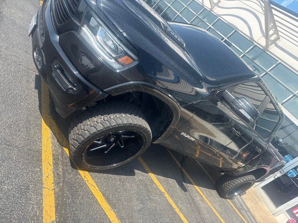 2020 RAM 1500 Laramie — photo 1 of 3