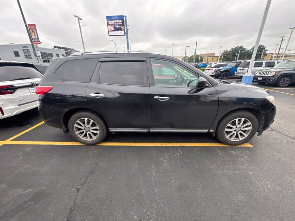 2016 Nissan Pathfinder SV — photo 1 of 5