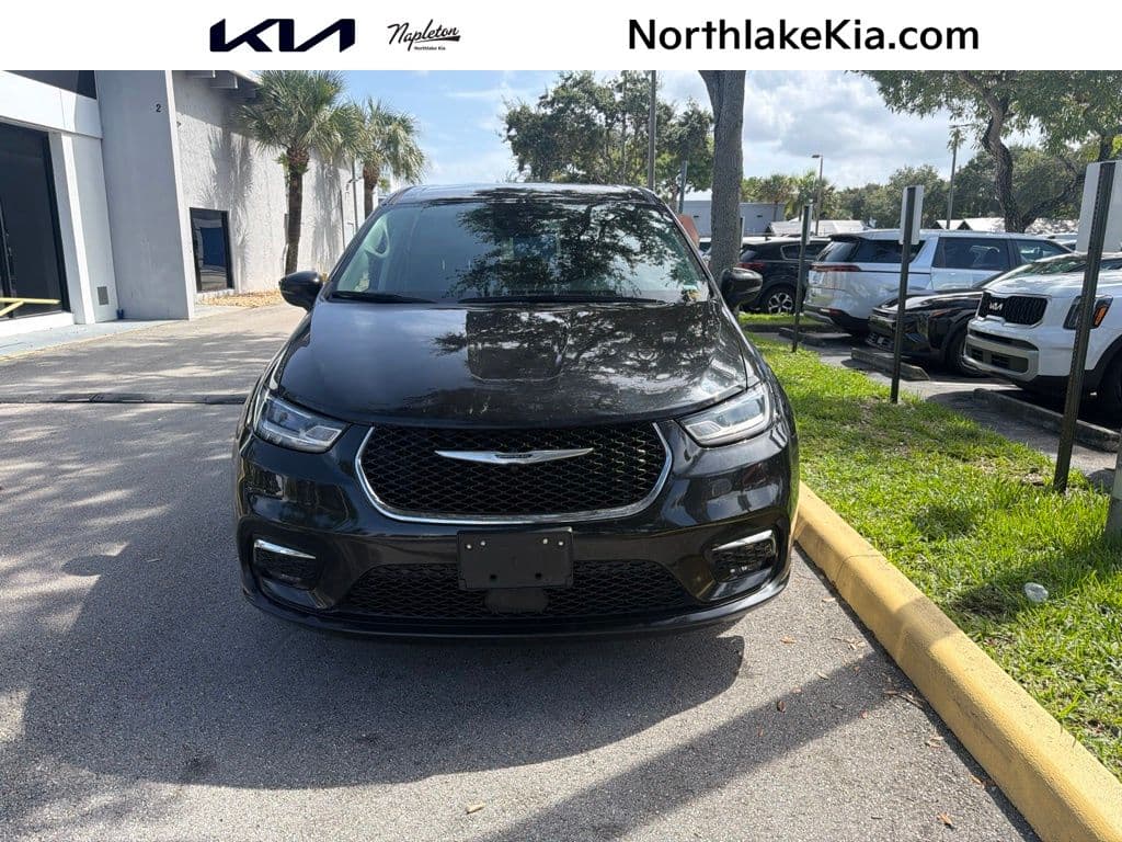 2023 Chrysler Pacifica Hybrid Touring L — photo 1 of 14