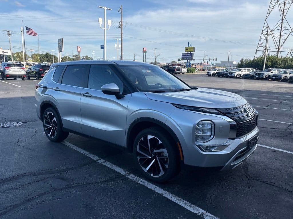 2024 Mitsubishi Outlander SE — photo 1 of 3
