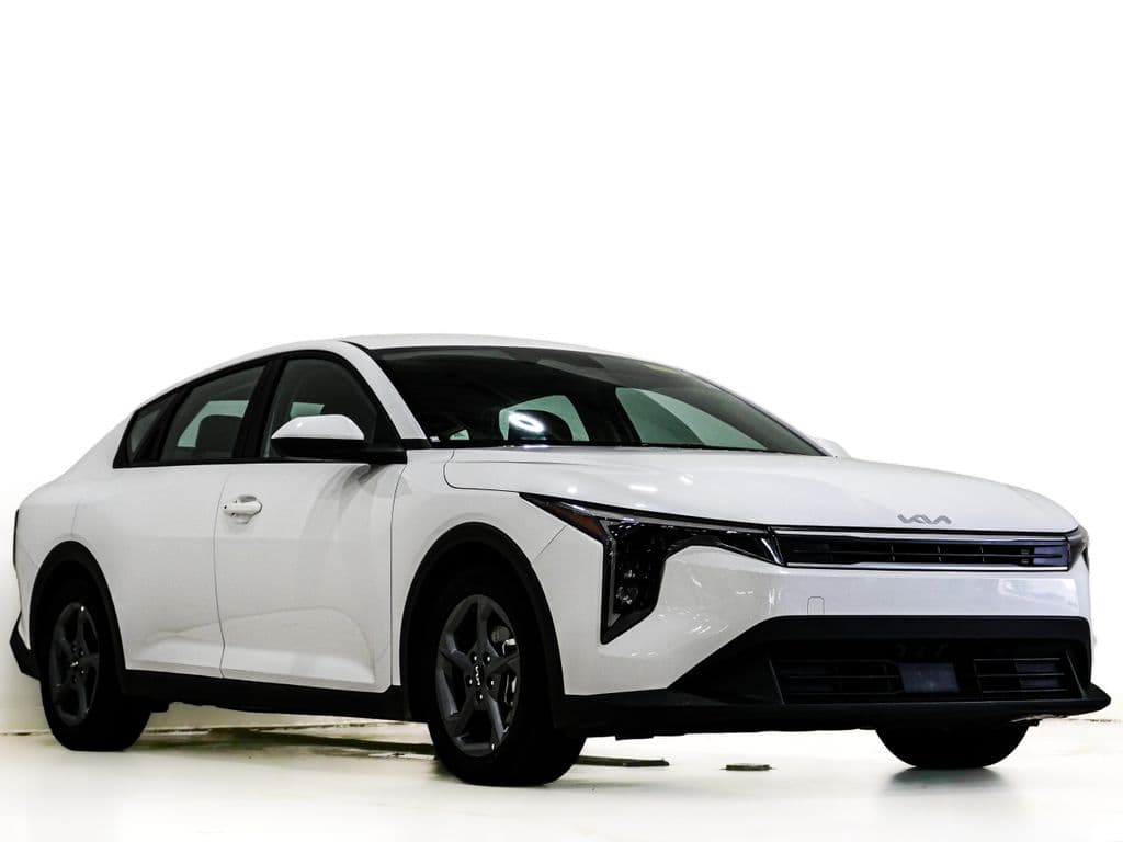 2025 Kia K4 LXS — photo 1 of 25
