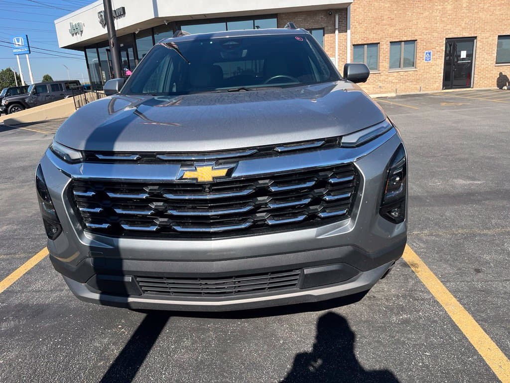 2025 Chevrolet Equinox FWD LT — photo 1 of 3