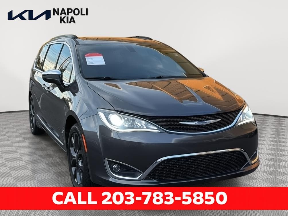 2019 Chrysler Pacifica Limited — photo 1 of 10