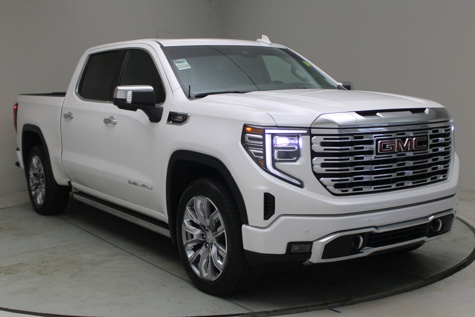 2024 GMC Sierra 1500 Denali — photo 1 of 32